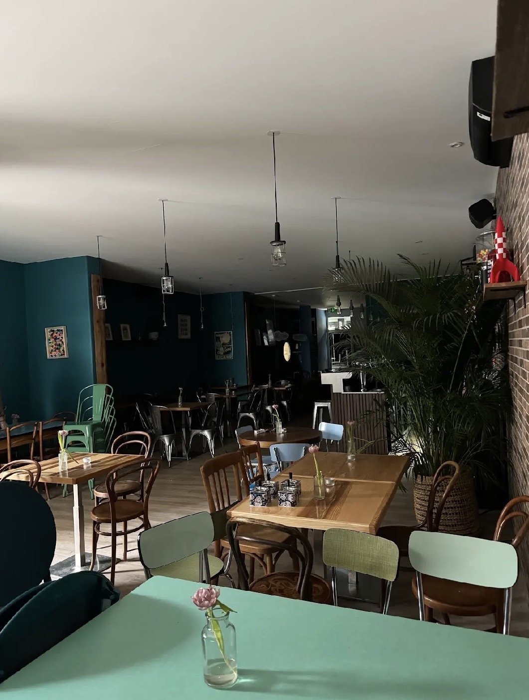 Salle de café-brasserie rénovée, murs bleu canard et mobilier bistrot — Pro Innovation EB