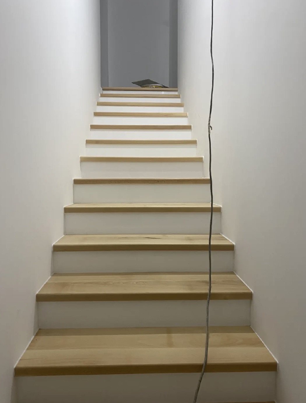 Escalier droit rénové, marches bois et contremarches blanches — Pro Innovation EB